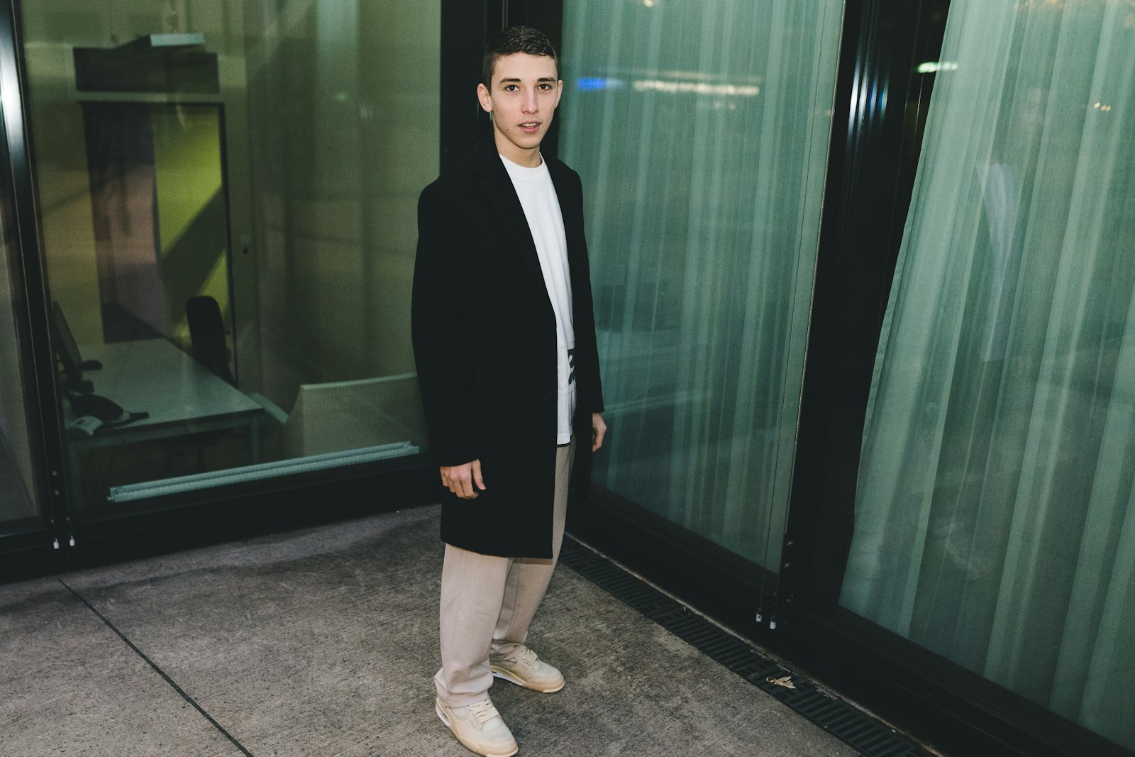 Mặc blazer với áo thun sao cho gọn mà không bị xuề xoà